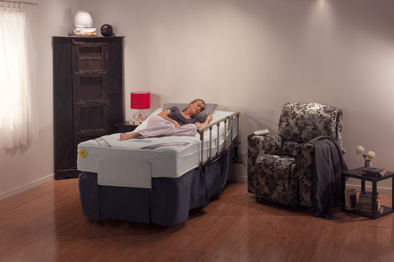 Adjustable Electric Bed Woman In Bed In ShowroomAdjustable Electric Bed Woman In Bed In Showroom